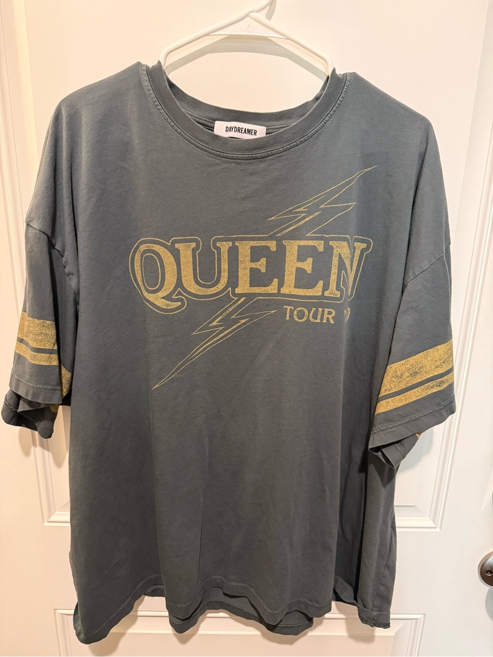 Que Daydreamer QUEEN Tour Tee - Gray with Gold Print